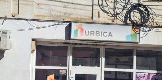 Scandal la o asociaţie de proprietari din Iaşi! Firma Urbica, dată în judecată! (EXCLUSIV) Intrarea in sediul Urbica Iasi, clienti care stau la usa
