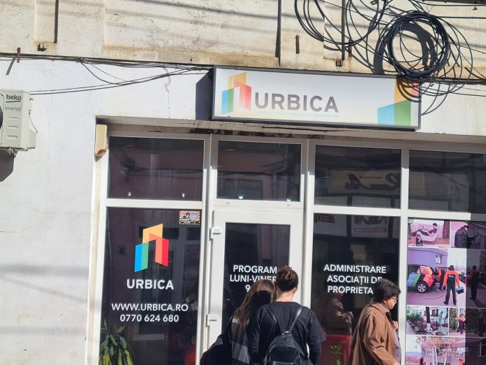 Intrarea in sediul Urbica Iasi, clienti care stau la usa