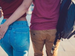 Scene fierbinți, într-o localitate din Iași! Adolescenta i-a sucit mințile! Un bărbat cu mâna stângă pe fundul unei tinere