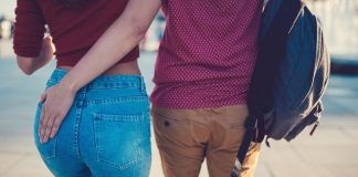 A vrut să-şi satisfacă fanteziile secrete cu vecina! Tânăra nu se aştepta să ajungă în această poziţie! (EXCLUSIV) Un bărbat cu mâna stângă pe fundul unei tinere