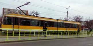 Ieşean, trimis la puşcărie după ce a distrus uşa unui tramvai! Culmea, cererea de despăgubire a fost respinsă! (EXCLUSIV) Un tramvai într-o staţie