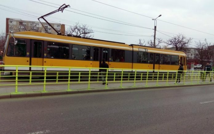 Un tramvai într-o staţie