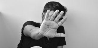 Grozăvie: minor ieşean, arestat la domiciliu pe motiv că ar fi agresat sexual un consătean! (EXCLUSIV) Un bărbat cu mâna ridicată pentru nu i se vedea faţa, cu o verighetă din aur pe degetul inelar