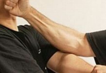 Răpit de pe stradă, băgat cu forța într-un taxi și dus într-o frizerie de fițe! A luat o bătaie soră cu moartea! (EXCLUSIV) Un barbat il loveste pe un altul cu pumnul