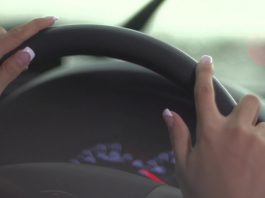 Femeie respectată în comunitate, prinsă băută la volan! Fosta olimpică la Matematică a recunoscut totul! Mâinile unei femei pe volanul unui autoturism