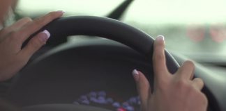 Ea este femeia care i-a surprins pe polițiști! Agenții au rămas „interziși” când au dat-o jos din maşină! (EXCLUSIV) Mâinile unei femei pe volanul unui autoturism