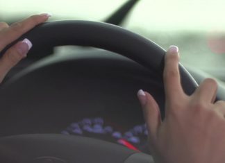 Femeie, prinsă băută la volan în urma unui accident rutier! Şoferiţa a recunoscut fapta! Mâinile unei femei pe volanul unui autoturism