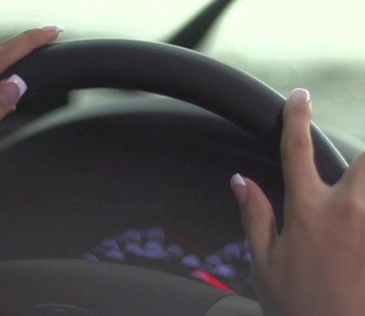 Femeie, prinsă băută la volan în urma unui accident rutier! Şoferiţa a recunoscut fapta! Mâinile unei femei pe volanul unui autoturism