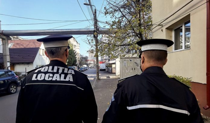 Doi agenţi de la Poliţia Locală, pe o stradă