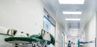 Mega-scandal într-un spital din Iaşi: „Vă omor pe toţi!” (EXCLUSIV) Holul unui spital, cu un pat-targa