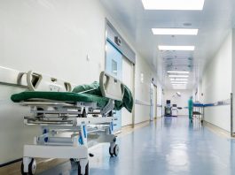 Pacienţi, bătuţi de angajatul unui mare spital din Iași! Incidentul, surprins de camerele de luat vederi! (EXCLUSIV) Targa, pe holul unui spital
