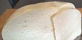 Femeie din Iaşi, obligată de judecători să-i achite vecinului daune pentru 10 kg de brânză! (EXCLUSIV) Brânză pe o tarabă, la piaţă