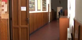 Culmea! Profesor din Iaşi, obligat de magistraţi să-şi ceară scuze public faţă de o elevă! Asta, după ce minora şi-a înjurat o colegă! (EXCLUSIV) Holul unei scoli