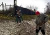 Locuitorii unui sat își pietruiesc singur drumul pentru că nu pot duce mortul la groapă. Se întâmplă în comuna fără nici un proiect de asfaltare. Galerie foto locuitorii pietruiesc drumul in satul Plopi-comuna Bunesti-Averesti-