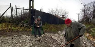 Locuitorii unui sat își pietruiesc singur drumul pentru că nu pot duce mortul la groapă. Se întâmplă în comuna fără nici un proiect de asfaltare. Galerie foto locuitorii pietruiesc drumul in satul Plopi-comuna Bunesti-Averesti-