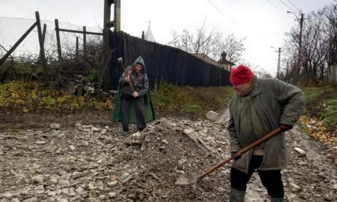 locuitorii pietruiesc drumul in satul Plopi-comuna Bunesti-Averesti-