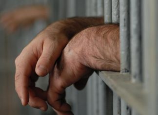 Sex, în Penitenciarul Iaşi! 641 de cereri de vizită la camera intimă! (EXCLUSIV) Mainile unui barbat pe gratiile unui penitenciar