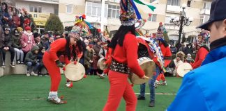 Cadouri pentru o mie de copii și festival de obiceiuri de iarnă la Lungani obiceiuri de iarna Lungani