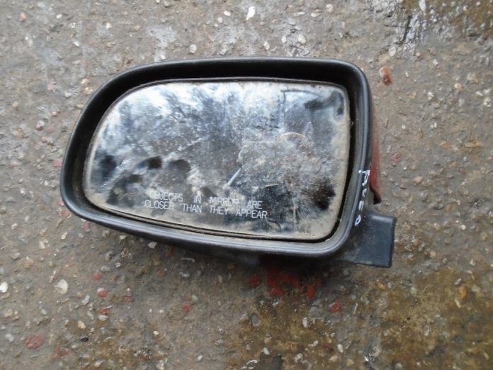 Oglindă retrovizoare spartă