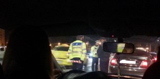 Urmărire cu focuri de armă pe europeana. Poliția caută un șofer care a fugit după un accident politisti si masini de politie