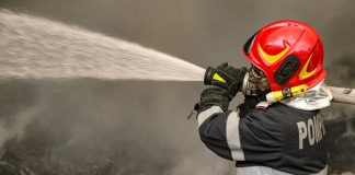 Pompier voluntar, în centrul unui scandal din faţa unui restaurant din Iaşi! S-a lăsat cu pumni! (EXCLUSIV) pompier