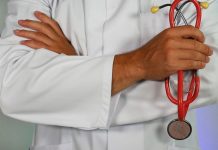 Un medic cu un stetoscop in mana