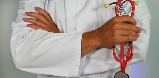 Un medic cu un stetoscop in mana