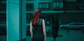 Vecina, urmărită cu ajutorul unei camere de luat vederi! Preşedintele de asociaţie, dat în judecată de ieşeancă! (EXCLUSIV) Femeie care se uita intr-un geam