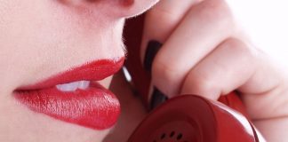 Interceptări incendiare, într-un dosar de trafic de carne vie! „Înjură-mă! Înjurăturile îmi plac acum!” (EXCLUSIV) O femeie care vorbeste la telefon