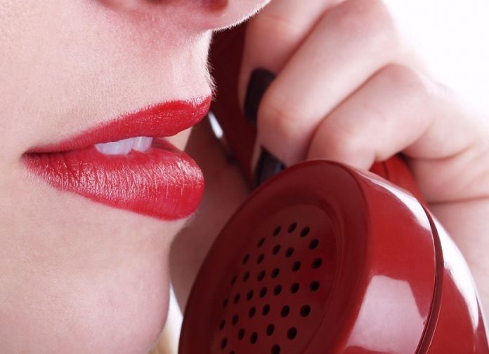 O femeie care vorbeste la telefon