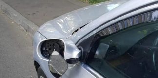 El este şmecherul care a distrus un număr-record de maşini la Iaşi! Şi-a scos cureaua şi a început să lovească! (EXCLUSIV) Oglinda retrovizoare sparta