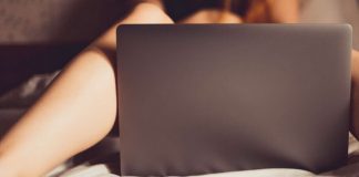 Angajat al Air Berlin, convins de o ieşeancă să facă striptease! Totul a fost înregistrat video! (EXCLUSIV) Picioarele unei tinere, pe un pat, cu un laptop intre ele