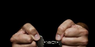 Ieşean acuzat de comiterea unor infracţiuni extrem de grave, dus după gratii! Individul vrea să fie pus în libertate! maini incatusate