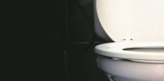 Caz şocant, la Iaşi! Bărbat, obligat de o instituţie să nu meargă la WC! Cere daune morale deoarece a fost forţat să se abţină! (EXCLUSIV) O toaleta