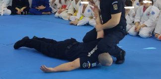 Judecători păziți de un jandarm beat mangă. Magistrații l-au executat jandarmi demonstratie de karate