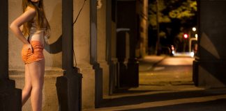 Mii de bărbaţi au trecut prin patul lor! Cele două tinere le-au sucit minţile ieşenilor! (EXCLUSIV) Tanara care sta pe o strada