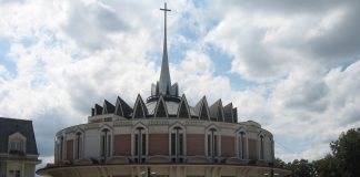 Episcopia romano-catolică din Iaşi, dată în judecată din cauza unui loc de muncă! (EXCLUSIV)