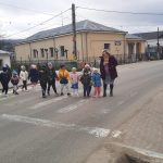 copiii traverseaza strada la Parcovaci