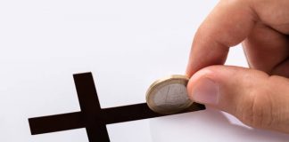 Membru al comunităţii gay, trimis la temniţă de judecătorii ieşeni! Individul obişnuia să jefuiască mănăstiri! (EXCLUSIV) Cruce si bani