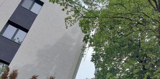 Video. La blocul ilegal din Copou lucrările continuă deși autorizația a fost anulată macara la blocul lui Bolobita