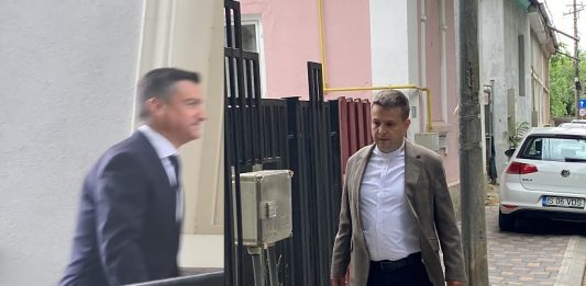 Mihai Chirica si Alexandru Mustiata intra in sediul DIICOT Iasi