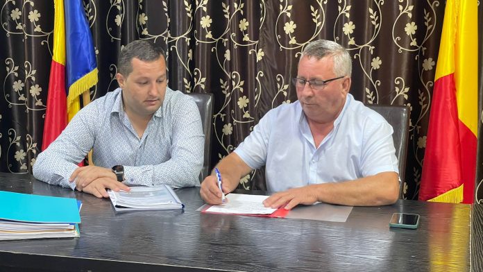 primarul Virgil Corobuta semneaza contractul