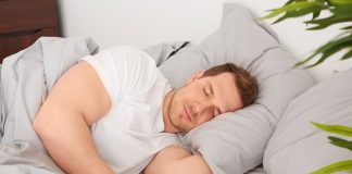 Saltelele și alergiile : ce trebuie să știi despre ele barbat care doarme confortabil