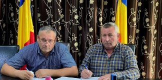 Primarul comunei Lungani a semnat contractul pentru reabilitarea școlii din Goești Virgil Corobuta semnare contract