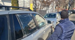 geamul masinii distrus de gloantele trase de Cristian Dobre si victima
