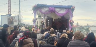 Video exclusiv! Mătușa interlopului Cosmos Tănase condusă pe ultimul drum. Convoiul a blocat centrul Iașului inmormantare mătușă Cosmos Tănase-3