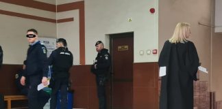 Luptătoarea Antitero care s-a bătut cu nepoata lui Cosmos păzită de jandarmi la proces. Foto jandarmi la Judecatoria Iași