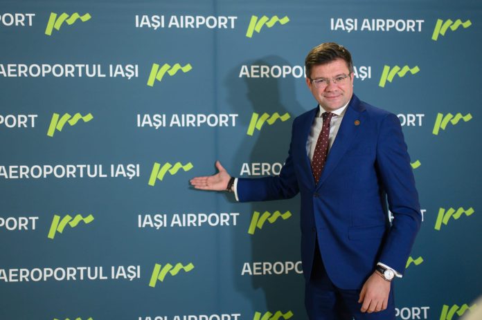 Costel Alexe și logo Aeroport