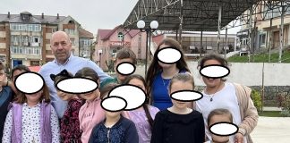 Parcul din betoane care a costat sute de mii de euro: un copil și-a rupt maxilarul. Afacere primar-secretar Dumitru Tănasă cu copiii in parc la Belcești