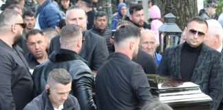 Imagini de la înmormântarea lui Costel Corduneanu. Singurul frate care a condus sicriul la mormânt tronel Corduneanu la inormanatarea lui Costel Corduneanu1